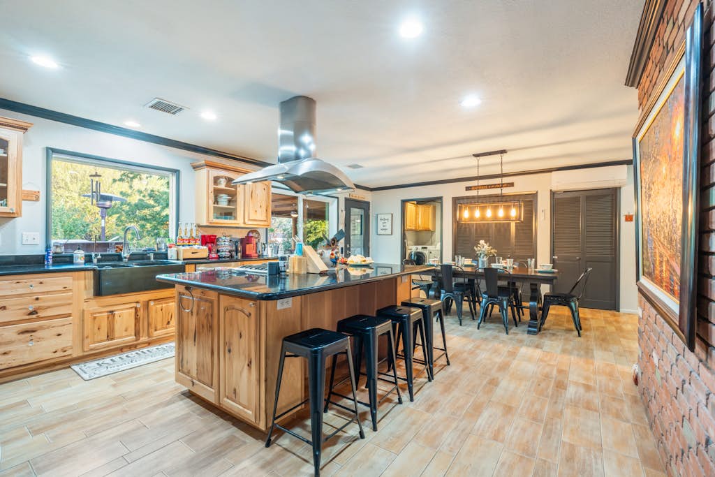 My Green Acres -Relaxing Retreat w/ Steam Shower, Jacuzzi & Outdoor Space