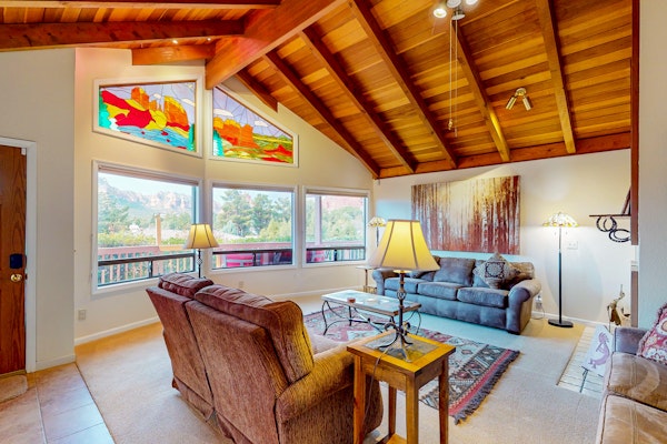 Arizona-themed home with huge deck, private hot tub, central AC, W/D, media room