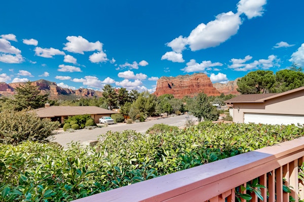 Arizona-themed home with huge deck, private hot tub, central AC, W/D, media room