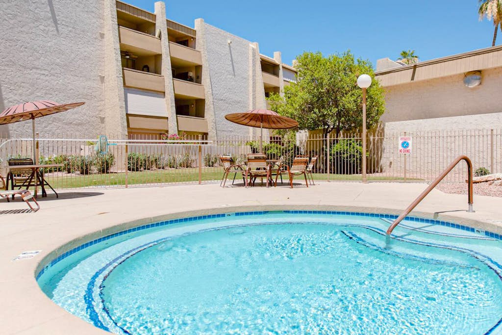 Convenient Old Town condo with pool, spa, gym, game room & balcony - near dining