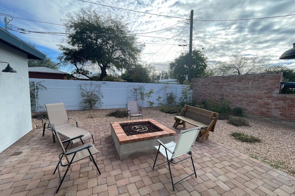 Renovated home, private outdoor living, indoor bar, W/D & AC - 2 mi to downtown