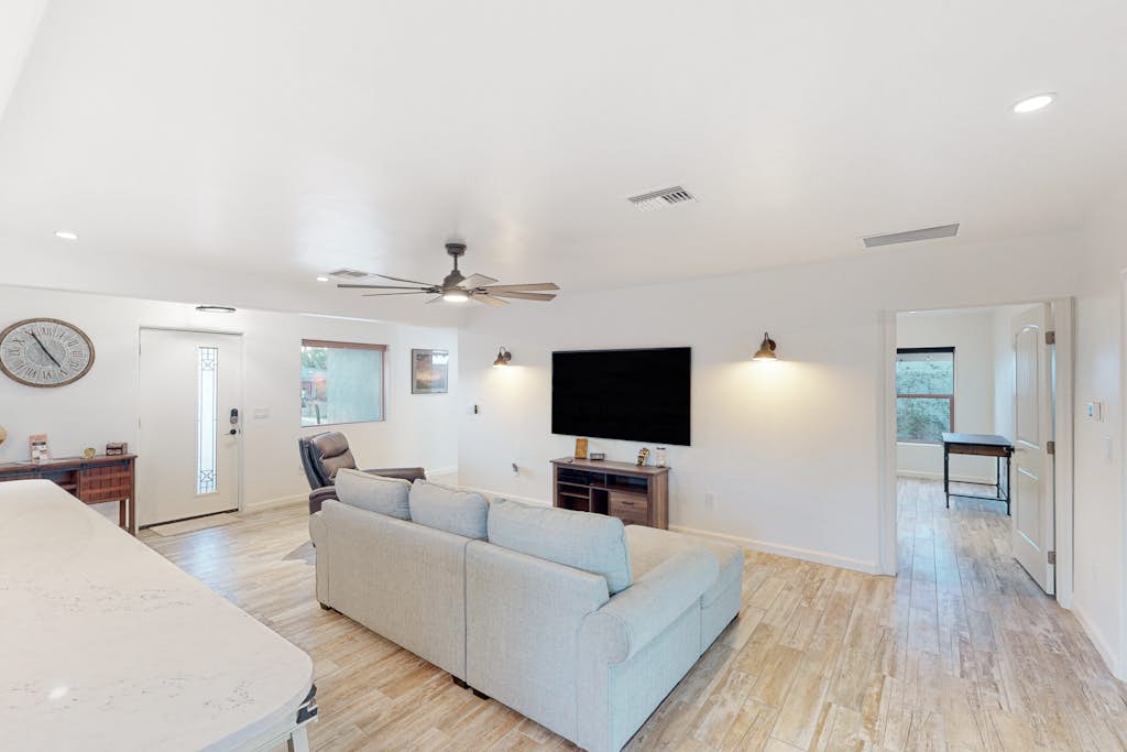 Renovated home, private outdoor living, indoor bar, W/D & AC - 2 mi to downtown