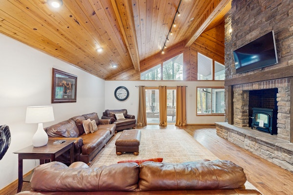 Spacious home with ping-pong, grill, patio, fast WiFi, & washer/dryer