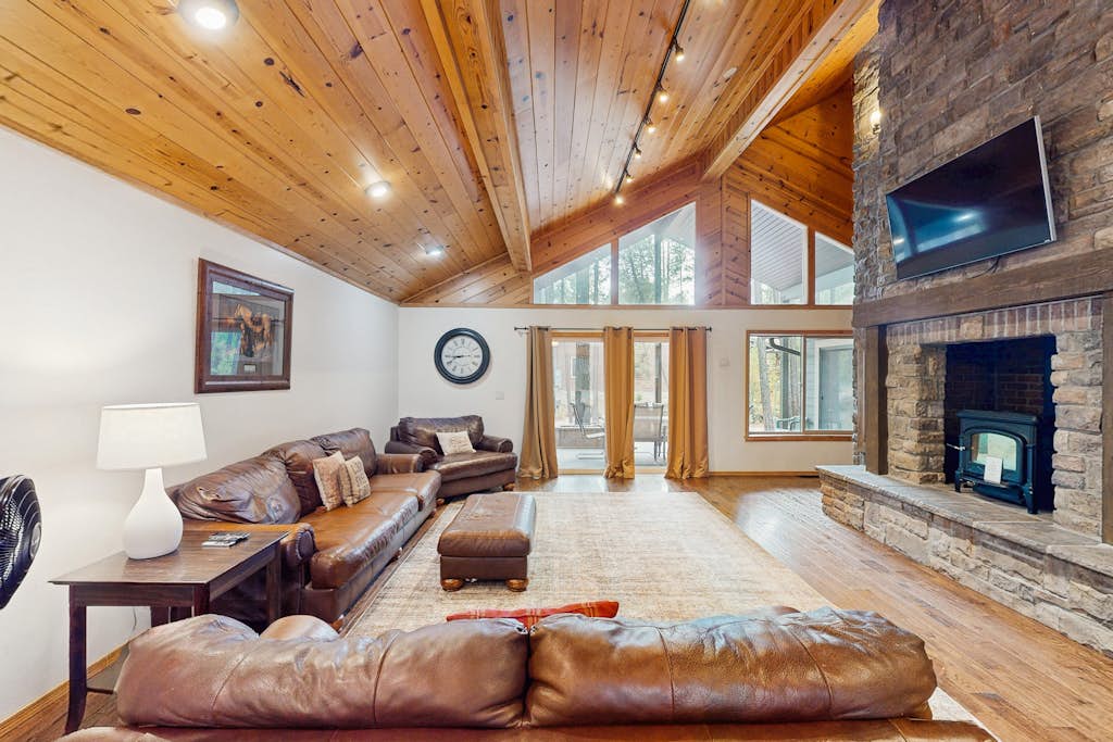 Spacious home with ping-pong, grill, patio, fast WiFi, & washer/dryer