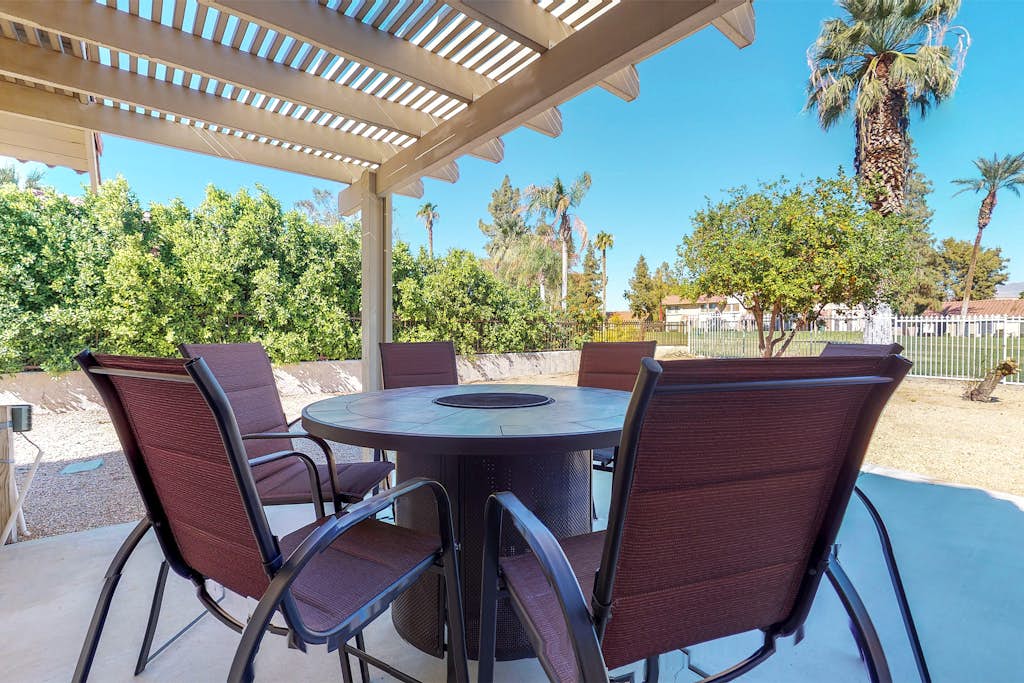 Golf course home w/ ping-pong & foosball - two miles from fairgrounds - dogs OK