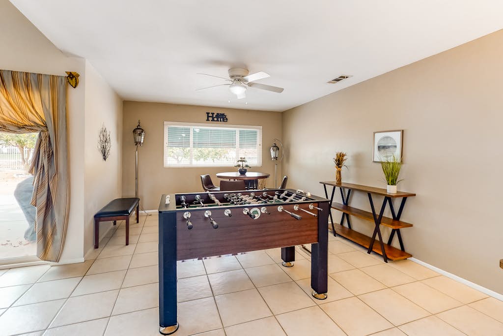 Golf course home w/ ping-pong & foosball - two miles from fairgrounds - dogs OK