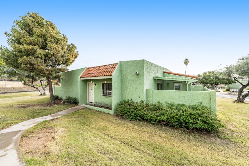 Dog-friendly townhouse with enclosed patio, outdoor pool, mtn views, W/D, AC