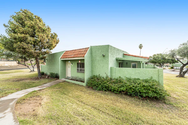 Dog-friendly townhouse with enclosed patio, outdoor pool, mtn views, W/D, AC