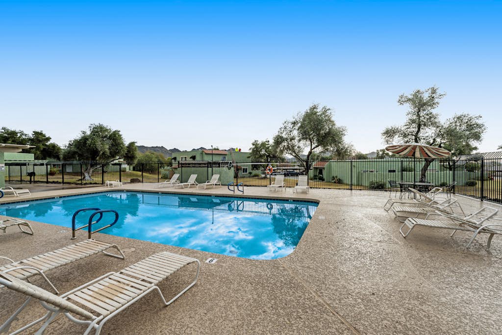 Dog-friendly townhouse with enclosed patio, outdoor pool, mtn views, W/D, AC