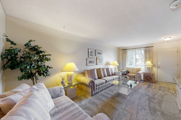 Comfortable stay with a pool, tennis court, and gym access, washer/dryer, & AC