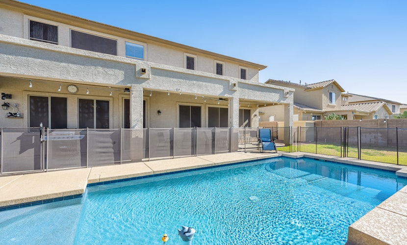 Mountain-view gem - 2 large living rooms, heated pool, enclosed yard, AC & W/D