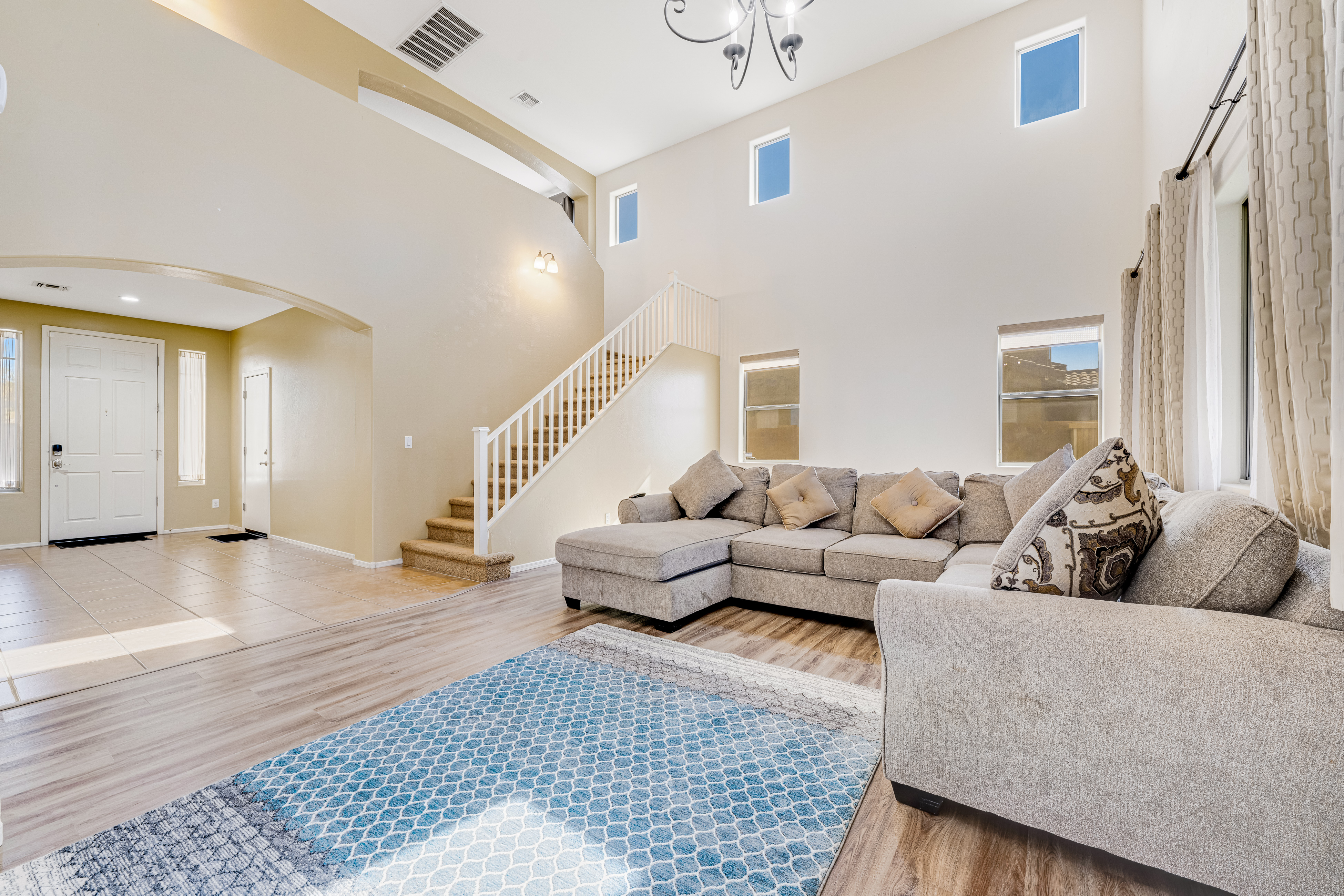 Mountain-view gem - 2 large living rooms, heated pool, enclosed yard, AC & W/D