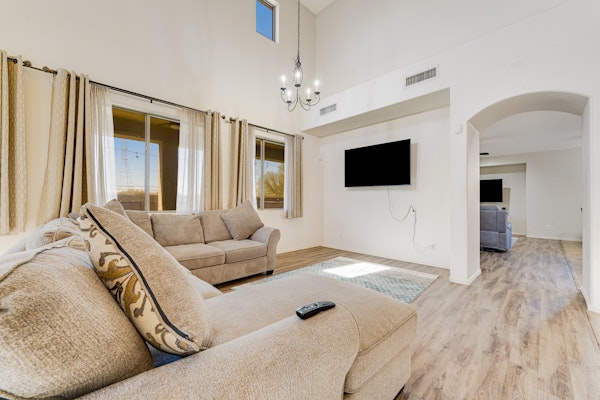 Mountain-view gem - 2 large living rooms, heated pool, enclosed yard, AC & W/D