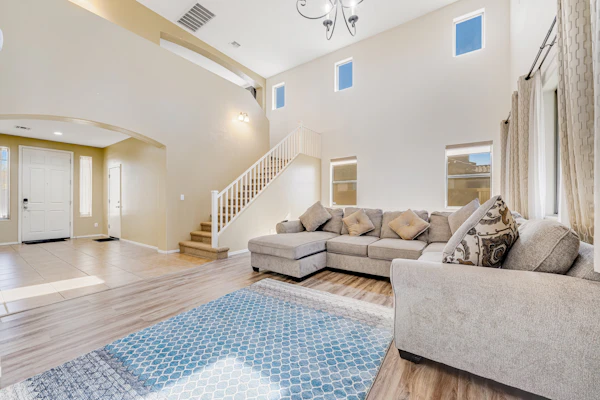 Mountain-view gem - 2 large living rooms, heated pool, enclosed yard, AC & W/D