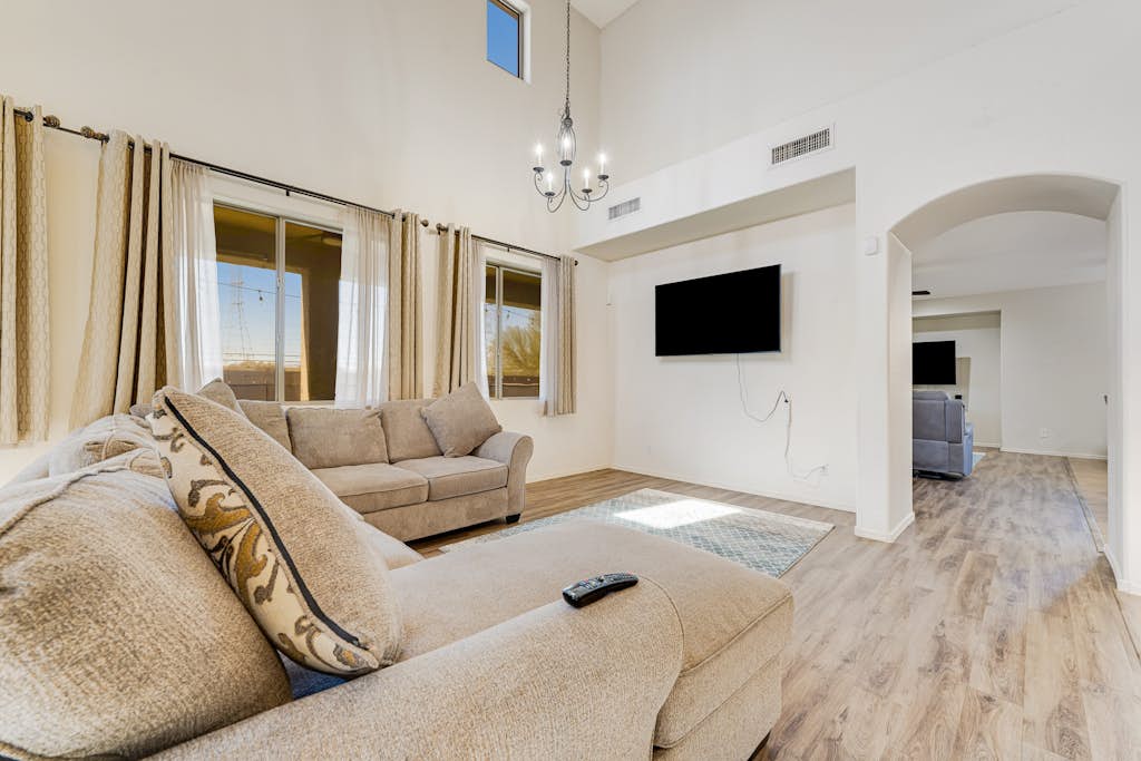 Mountain-view gem - 2 large living rooms, heated pool, enclosed yard, AC & W/D