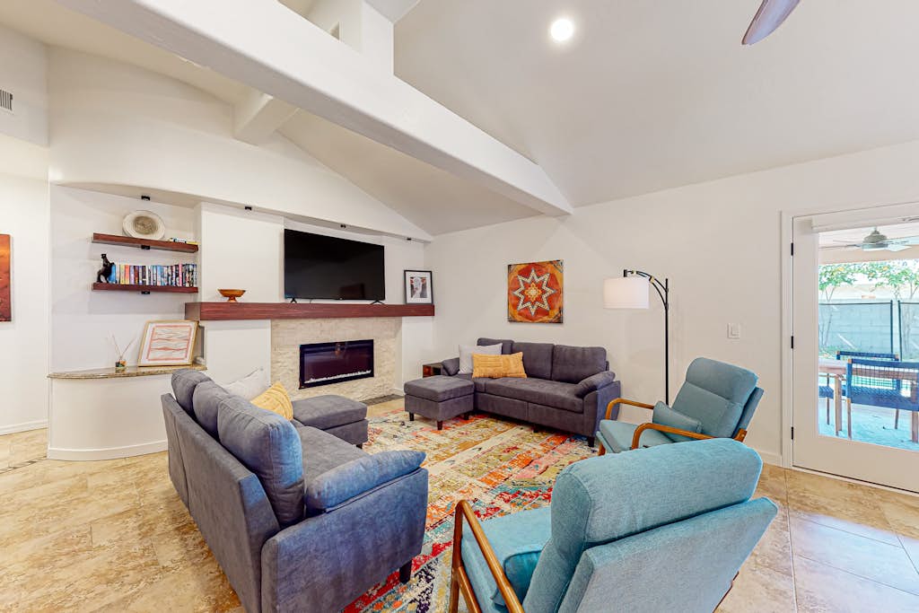 Modern home with open layout, private pool, & washer/dryer - dog friendly
