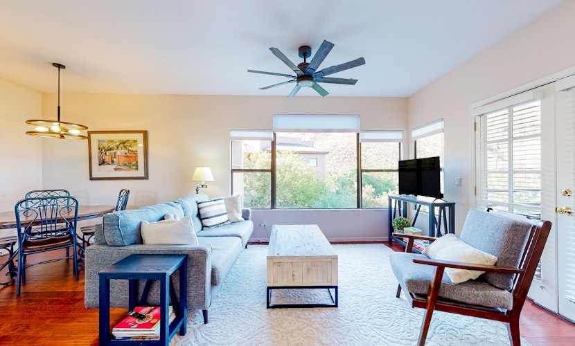 Beautiful condo with stunning views, pool, hot tub, balcony, W/D, AC