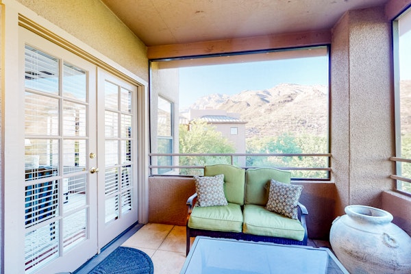 Beautiful condo with stunning views, pool, hot tub, balcony, W/D, AC