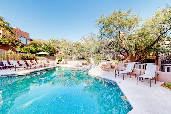 Beautiful condo with stunning views, pool, hot tub, balcony, W/D, AC