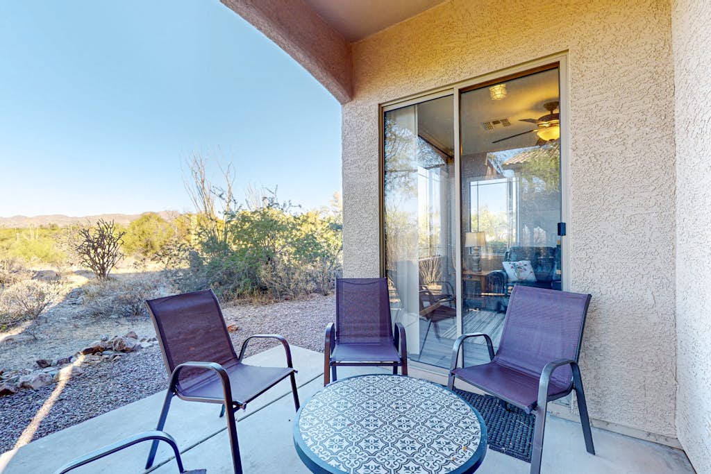 Bright and spacious mountain-view home with pool/hot tub on-site, golfing nearby