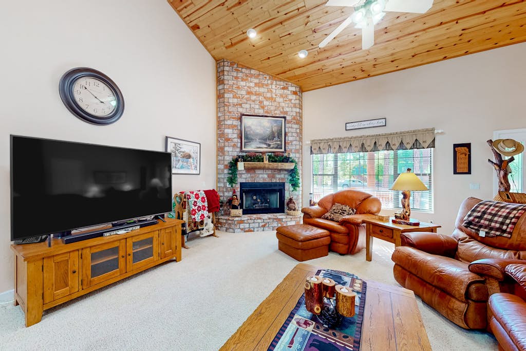 Scenic and spacious cabin with full kitchen, gas grill, board games, W/D, & AC