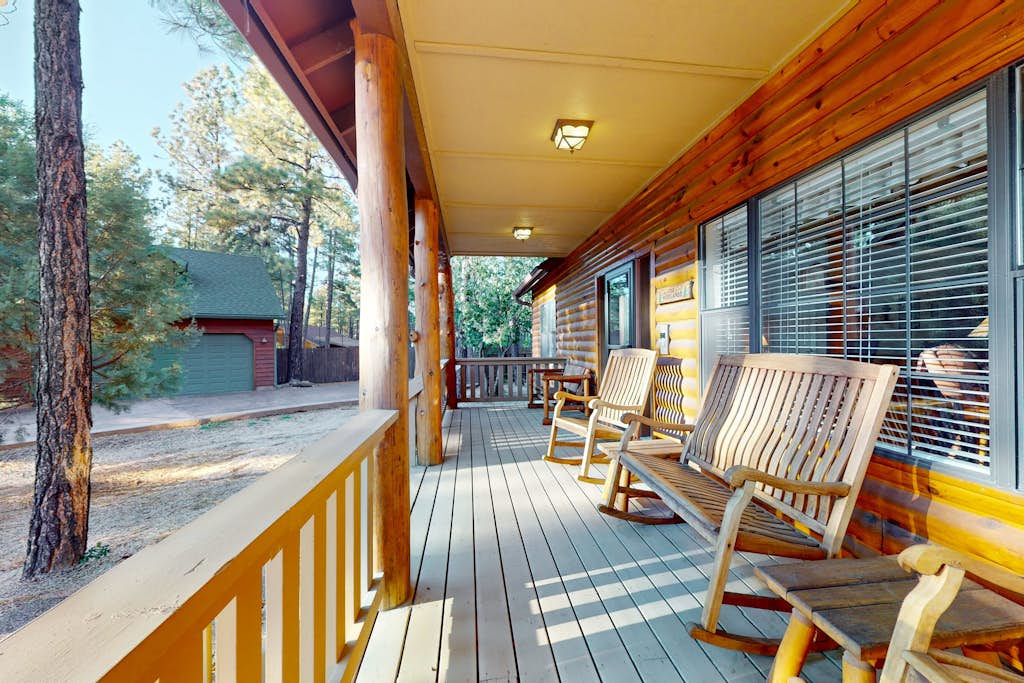 Scenic and spacious cabin with full kitchen, gas grill, board games, W/D, & AC