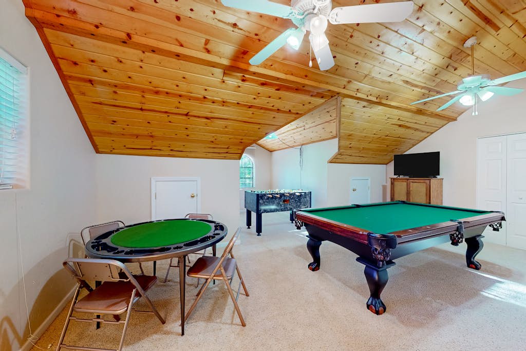 Scenic and spacious cabin with full kitchen, gas grill, board games, W/D, & AC