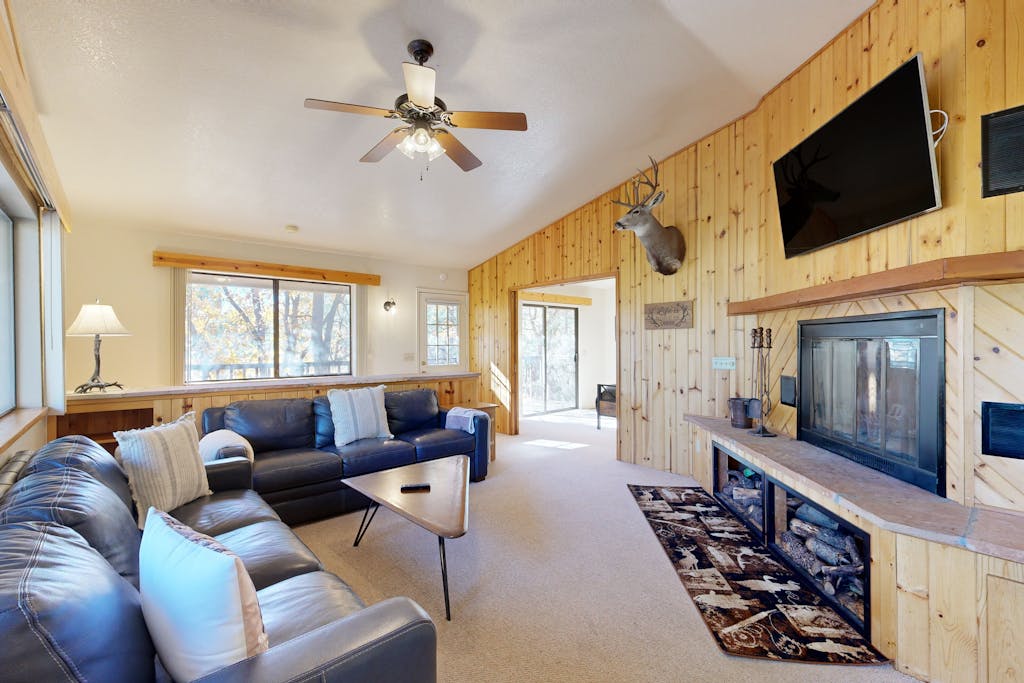 Serene, two-story cabin with a game room, washer/dryer, & furnished deck