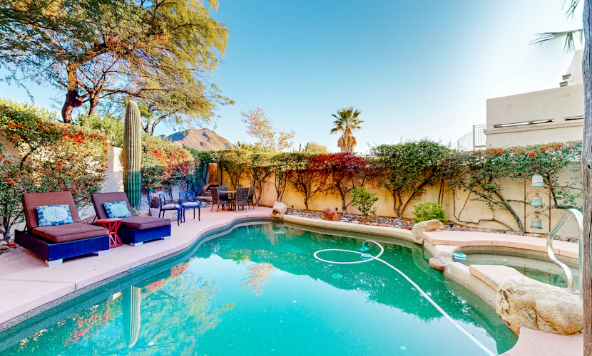 Attractive home with private pool, spa, patio, AC, & W/D - near attractions