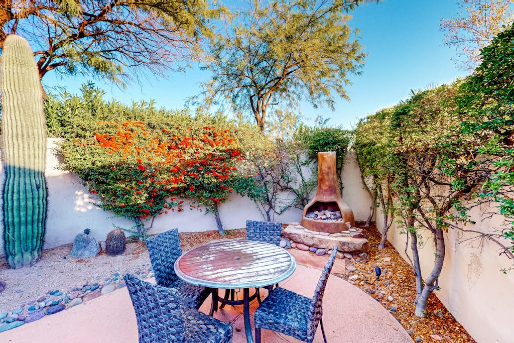 Attractive home with private pool, spa, patio, AC, & W/D - near attractions