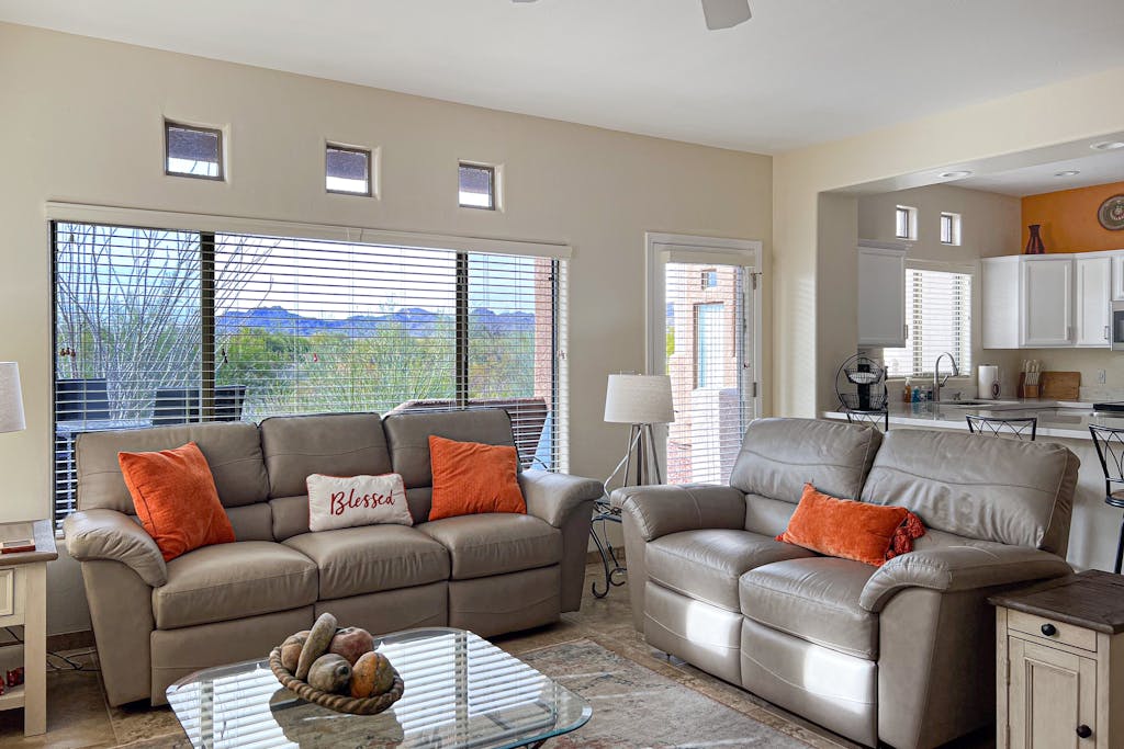 Tastefully remodeled condo with pool, hot tub & fitness room