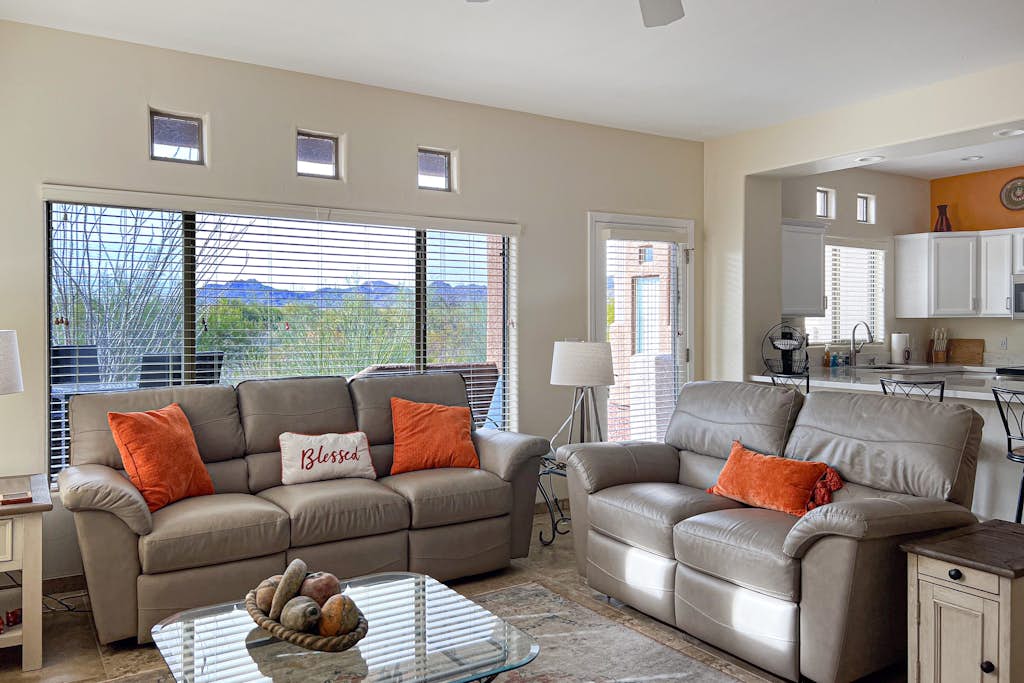 Tastefully remodeled condo with pool, hot tub & fitness room