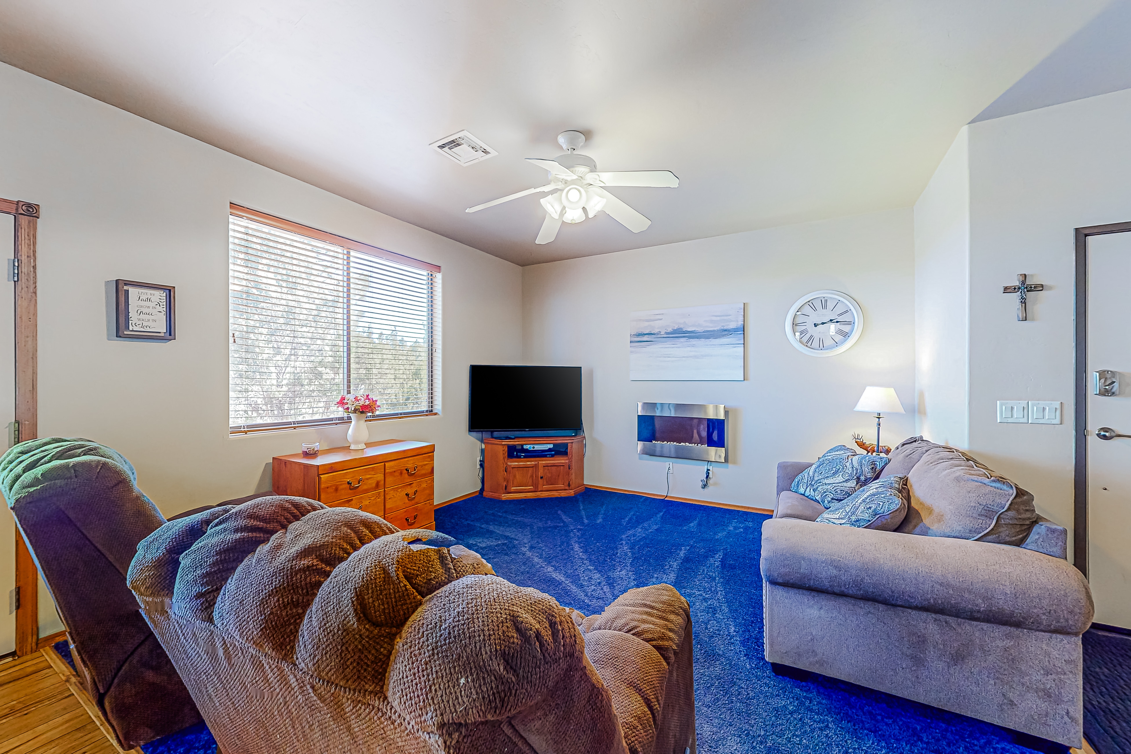 Scenic mountain condo with balcony, gas grill, smart TVS, central air, & W/D