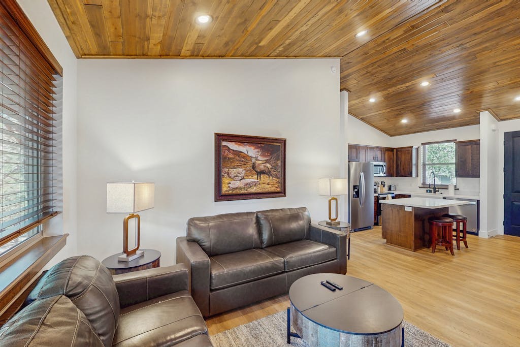 Brand new home w/ patio & mountain views, close to golf, lakes, town & more