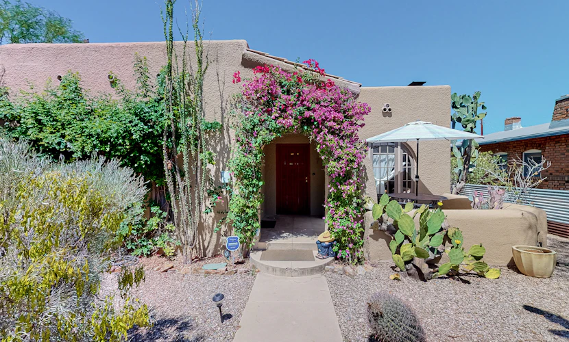 Charming dog-friendly home with enclosed yard, full kitchen, central AC, & W/D