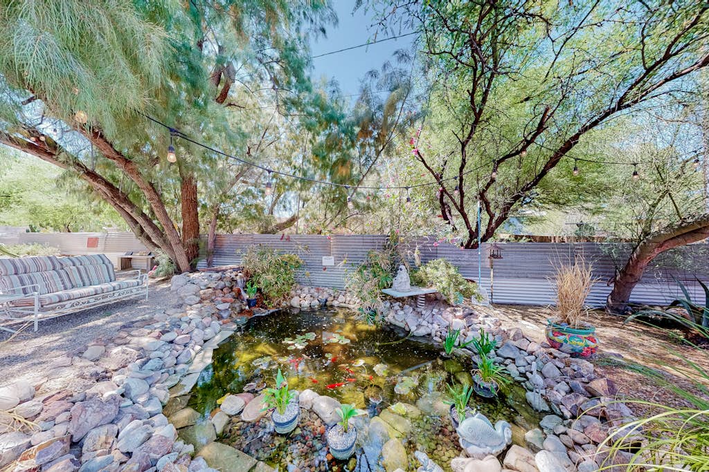 Charming dog-friendly home with enclosed yard, full kitchen, central AC, & W/D