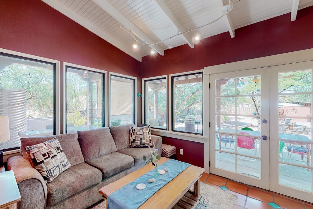 Charming dog-friendly home with enclosed yard, full kitchen, central AC, & W/D