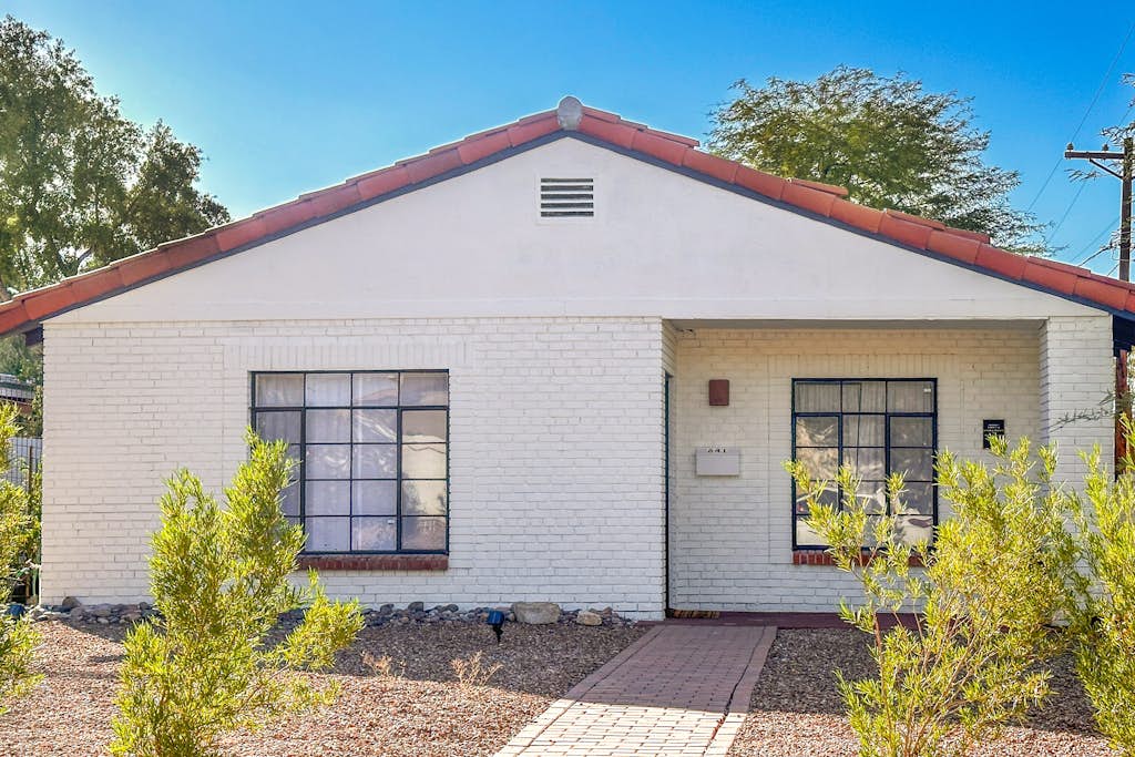 Charming & bright bungalow w/ patio, yard, close to downtown shops, dogs ok