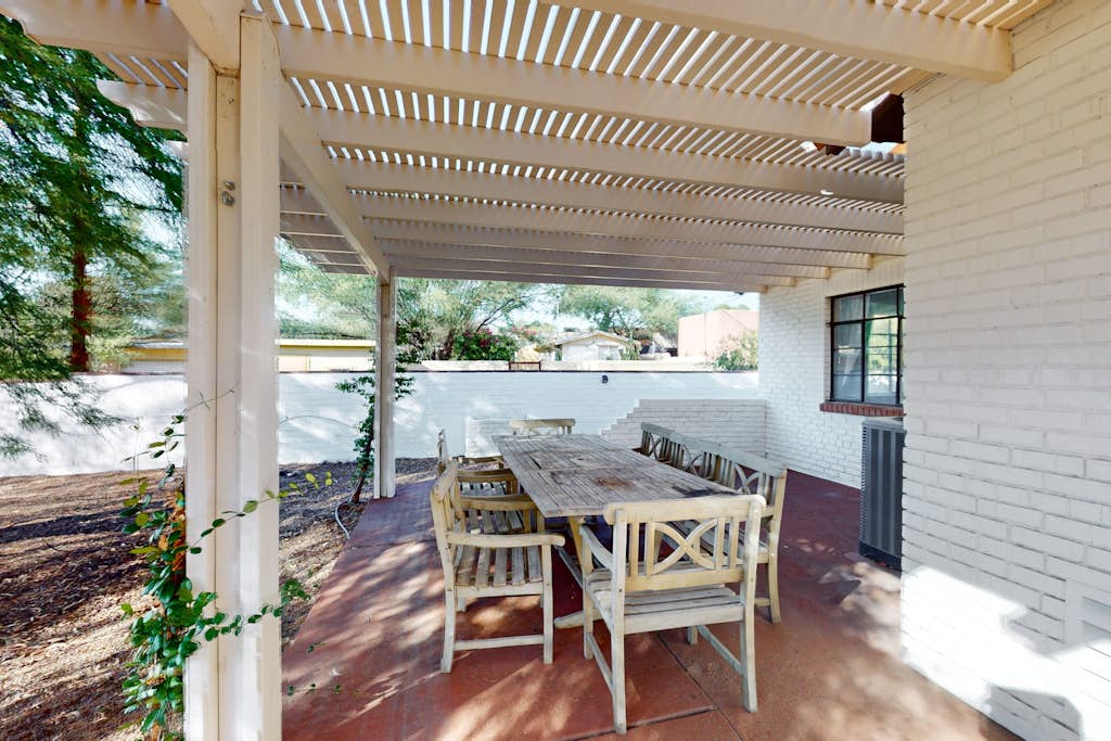 Charming & bright bungalow w/ patio, yard, close to downtown shops, dogs ok