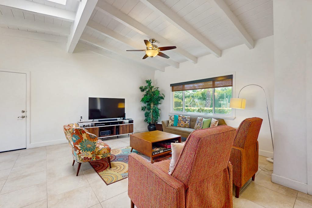 Contemporary house with pool, spa, firepit, gas grill, W/D, & central AC