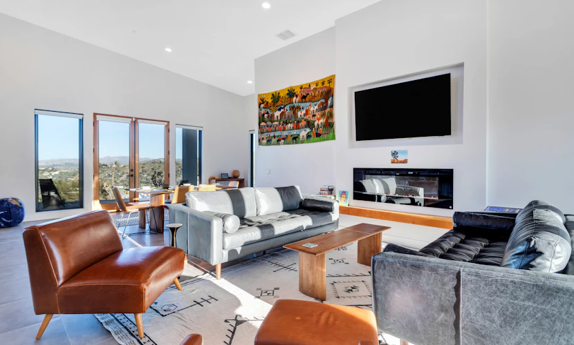 Spacious mountain view dog-friendly house with grill, fireplace, W/D, & kitchen