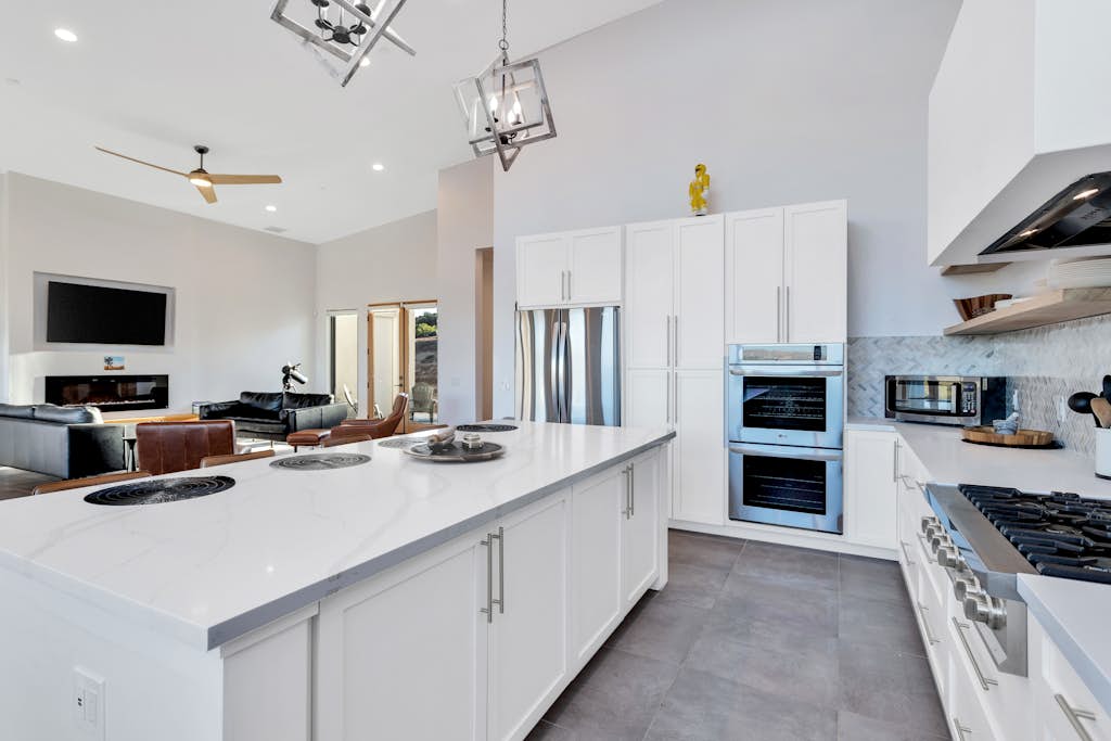 Spacious mountain view dog-friendly house with grill, fireplace, W/D, & kitchen