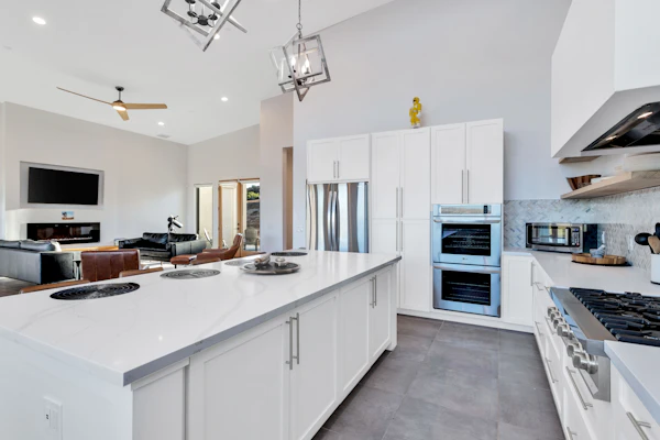 Spacious mountain view dog-friendly house with grill, fireplace, W/D, & kitchen