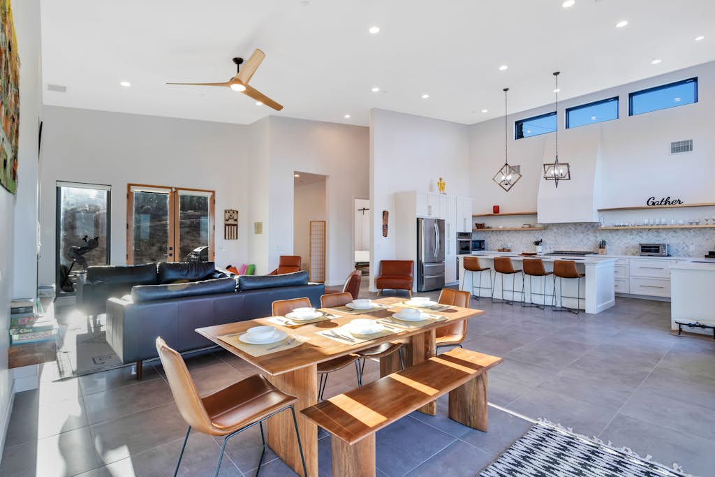 Spacious mountain view dog-friendly house with grill, fireplace, W/D, & kitchen