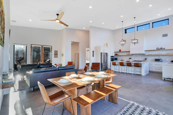 Spacious mountain view dog-friendly house with grill, fireplace, W/D, & kitchen