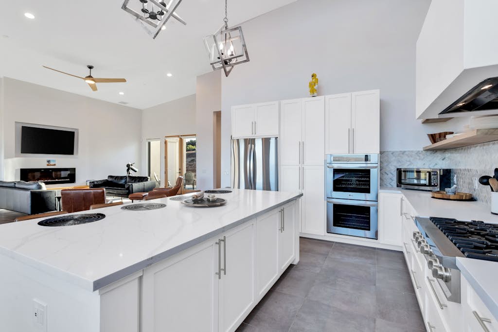 Spacious mountain view dog-friendly house with grill, fireplace, W/D, & kitchen
