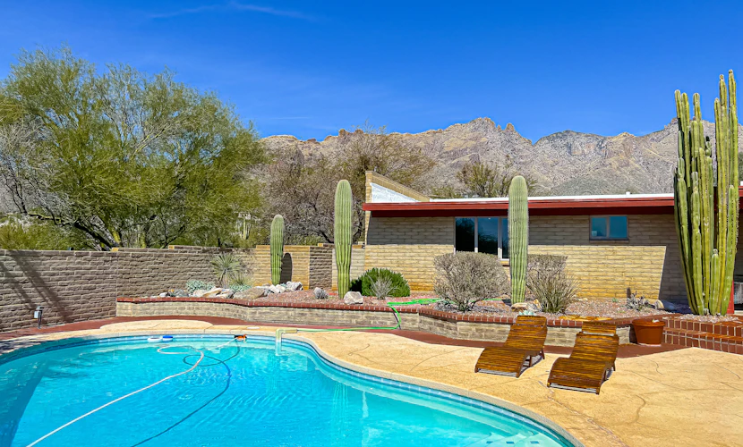 Mountain view escape with an enclosed yard, pool, hot tub, grill, & AC - dogs ok