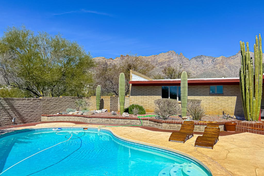 Mountain view escape with an enclosed yard, pool, hot tub, grill, & AC - dogs ok