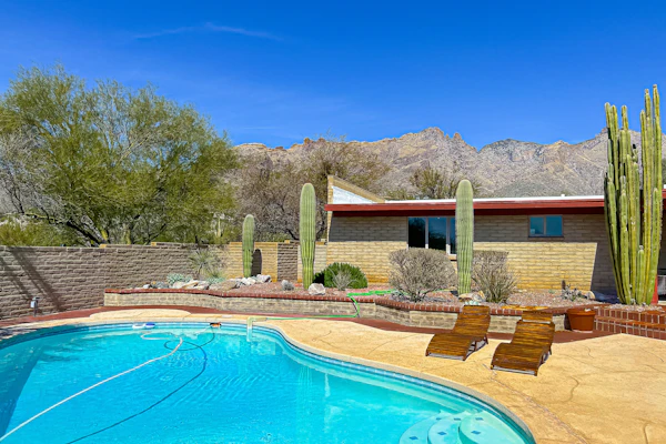 Mountain view escape with an enclosed yard, pool, hot tub, grill, & AC - dogs ok