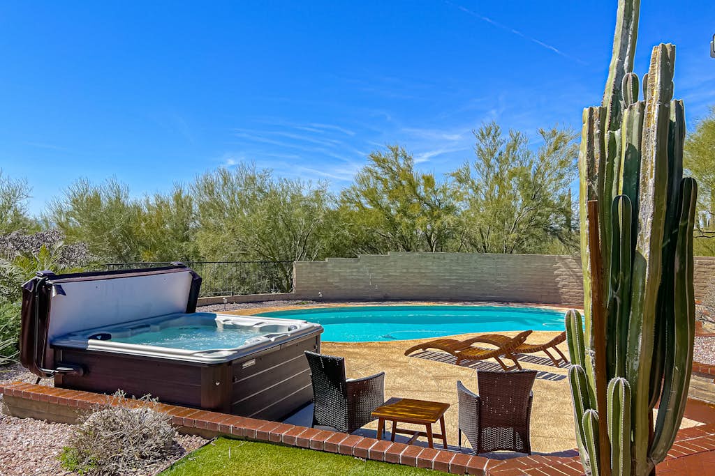 Mountain view escape with an enclosed yard, pool, hot tub, grill, & AC - dogs ok